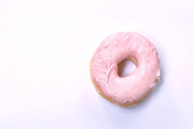  beyaz arka planda çilek kremalı çörekler