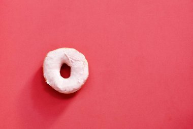  kırmızı köpük kurulu arka plan üzerinde çilek kremalı donuts