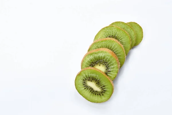 Kiwi fresco arranjo de frutas em fundo branco — Fotografia de Stock