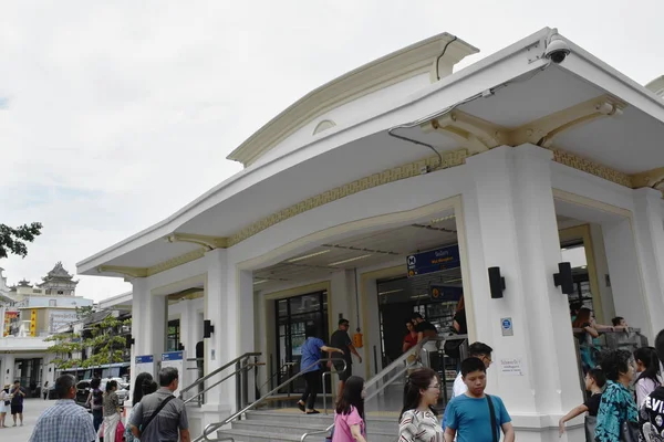 Wat Mangkon Kamalawat estación nuevos ferrocarriles subterráneos a Yaowarat Chinatown de Tailandia abierto para el experimento y el pasajero libre — Foto de Stock