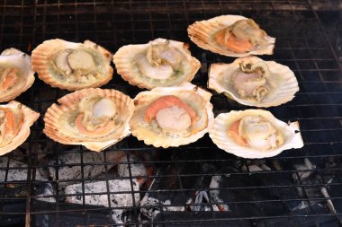  demir gridiron üzerinde kömür ile tereyağı ve sarımsak ile ızgara tarak