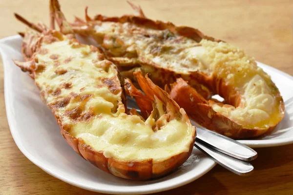 Жареные креветки омара с сыром и чесноком на тарелке — стоковое фото