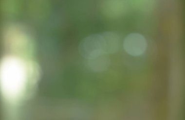  evde cam pencere çerçevesi üzerinde bulanık ışık