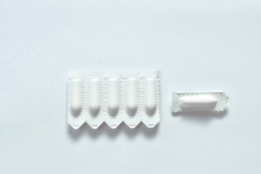  hemoroid tedavisi için kortikosteroid krem beyaz arka plan üzerinde alt delik ambalaj eklemek tarafından kullanılan