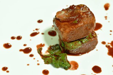  tuz tabakta kırmızı sos salatası ile tofu aldı