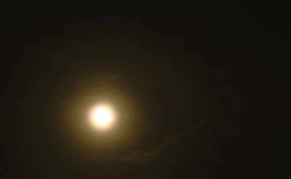 Bulan purnama di awan gelap di malam hari — Stok Foto