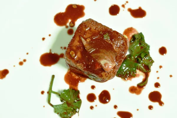 Sal pegou tofu com salada de molho vermelho no prato — Fotografia de Stock