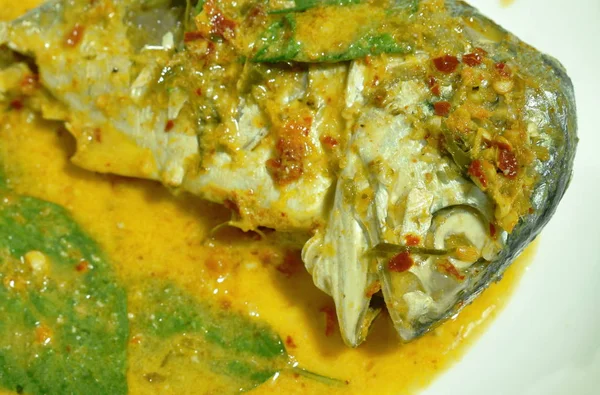 Caballa hervida en curry rojo en el plato —  Fotos de Stock