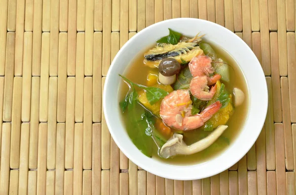 Ferveu legumes picantes misturados com camarão e fumou sopa de peixe seco na tigela — Fotografia de Stock