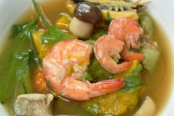 Boiled spicy mixed vegetable with shrimp and smoked dry fish soup on bowl — Stock Image Boiled spicy mixed vegetable with shrimp and smoked dry fish soup on bowl Royalty Free Stock Photos