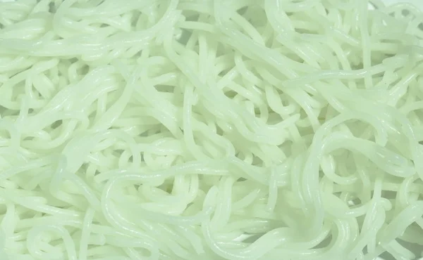 Bliska tajski makaron ryżowy na białym tle — Zdjęcie stockowe