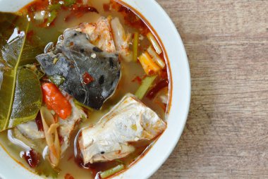  Baharatlı Tom çorbası içinde haşlanmış somon balığı.