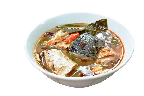 Baharatlı Tom çorbası içinde haşlanmış somon balığı.