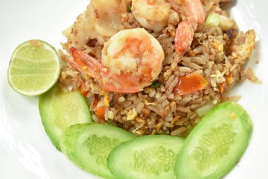  kızarmış pirinç karides ve plaka üzerinde dilim salatalık ile kalamar