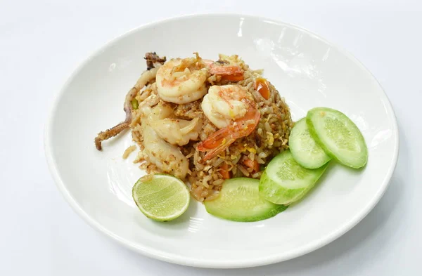 Camarones de arroz frito y calamares con rodajas de pepino en el plato — Foto de Stock