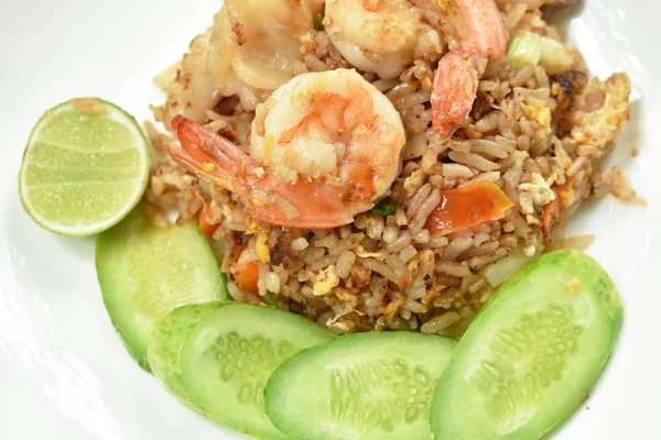  kızarmış pirinç karides ve plaka üzerinde dilim salatalık ile kalamar