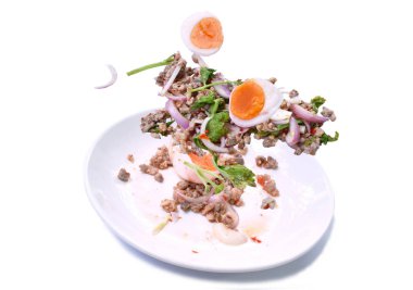 haşlanmış yumurta yarım kesme tepesi ekşi ve baharatlı kıymadomuz salatası tabakta yüzen