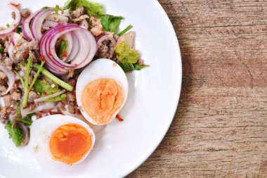  Haşlanmış yumurta, yarım ekşi sos ve baharatlı kıymalı domuz salatası.