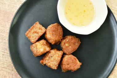  derin kızarmış yengeç rulo köfte çanak üzerine tatlı sos daldırma