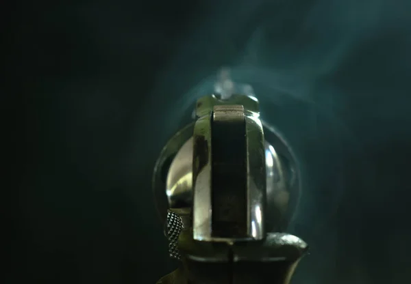 Περίστροφο πιστόλι με τον καπνό που αιωρούνται στον αέρα, μετά από σουτ σε μαύρο φόντο — Φωτογραφία Αρχείου