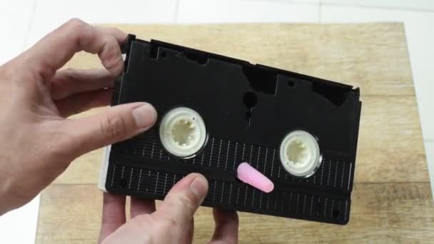 テープを転がして修理するためのビデオマスクを開くために穴に手刺しペンカバー — ストック動画