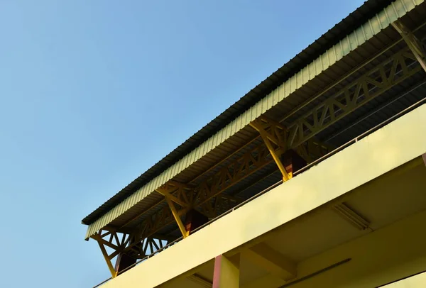 Telhado de edifício estádio esporte no dia da luz do sol — Fotografia de Stock
