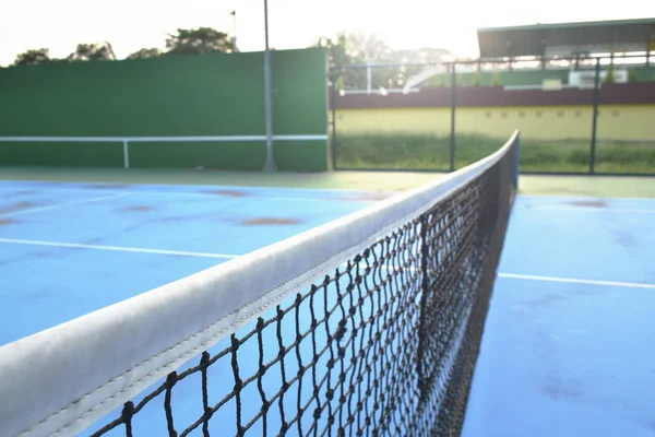 Red de pista de tenis con línea de borde blanco en piso azul — Foto de Stock