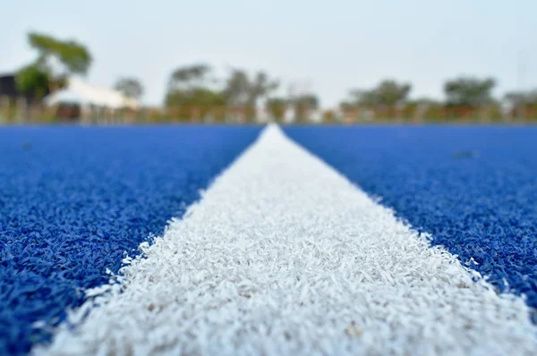 Línea blanca sobre césped artificial de fútbol azul textura y fondo — Foto de Stock