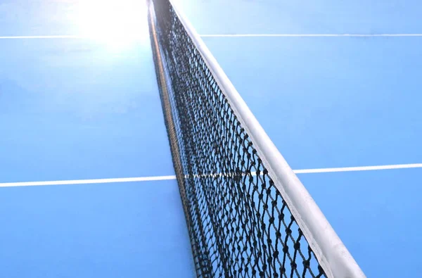 Rete di campo da tennis con linea di confine bianca sul pavimento blu — Foto Stock