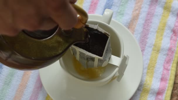 Kaffe Dropp Blandat Med Varmt Vatten Hälla Från Keramiska Burk — Stockvideo