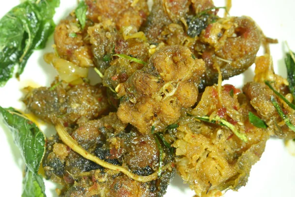 Piccante mescolare fritto croccante pesce gatto curry con erba sul piatto — Foto Stock