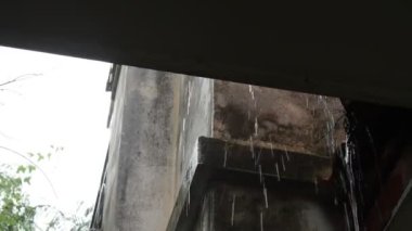 şiddetli yağmur düşen ev duvar ve çatı üzerinde