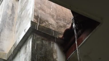şiddetli yağmur düşen ev duvar ve çatı üzerinde
