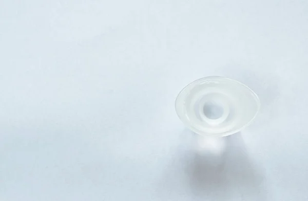 Roztwór do mycia oczu w filiżance na białym tle — Zdjęcie stockowe