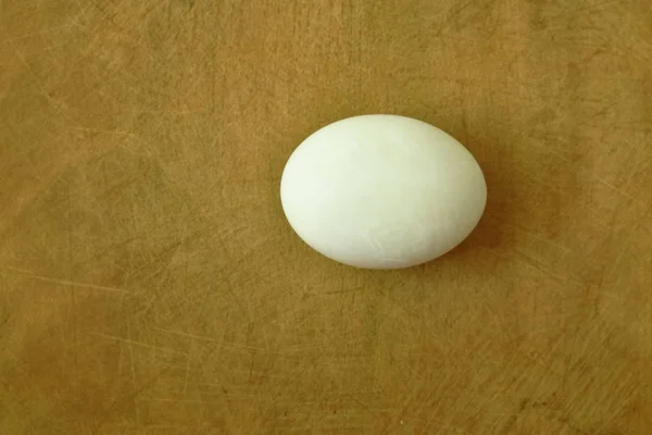 Főtt sós tojás fa darabolt blokk a konyhában — Stock Fotó