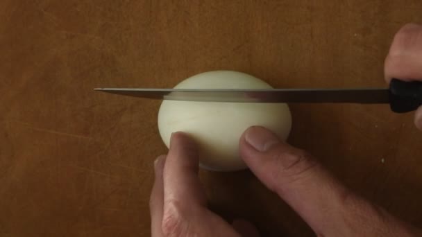 Salzige Eierhälfte Mit Dem Küchenmesser Auf Hölzernen Hackblock Schneiden — Stockvideo