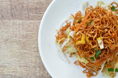  Kızarmış erişte, soya peyniri ve sarımsaklı soğan.