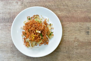  Kızarmış erişte, soya peyniri ve sarımsaklı soğan.