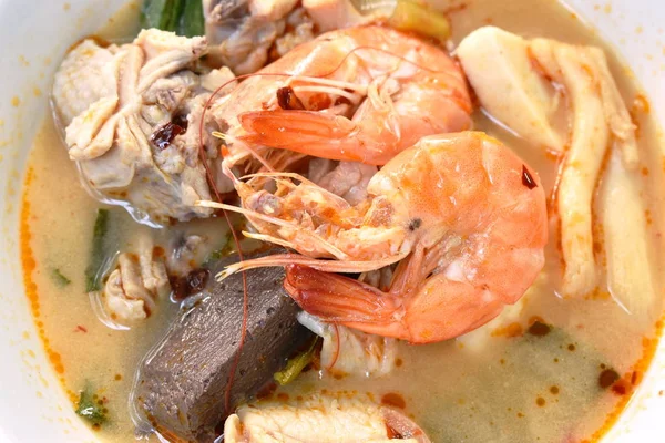 Gekookte garnalen en kip met kruid in Thaise pittige tom yum soep op kom — Stockfoto