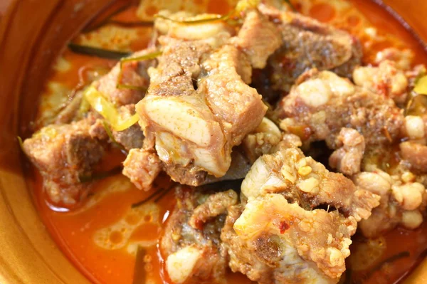 Hueso de cerdo hervido con curry de leche de coco en un tazón —  Fotos de Stock
