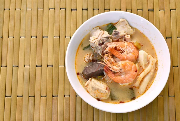 Gekookte garnalen en kip met kruid in Thaise pittige tom yum soep op kom — Stockfoto