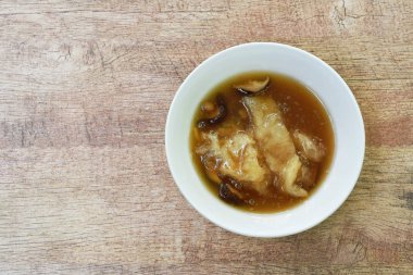  ağır ateşte kızartılmış balık maw ve mantar sosu. 