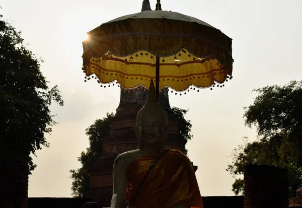 Silhuett Buddha bild vid Phra Nakhom antika buddistiska tempel Thailand — Stockfoto