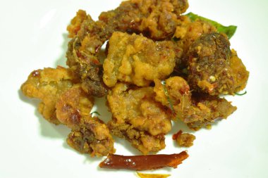 Kızarmış tavuk, acılı ve sebzeli.