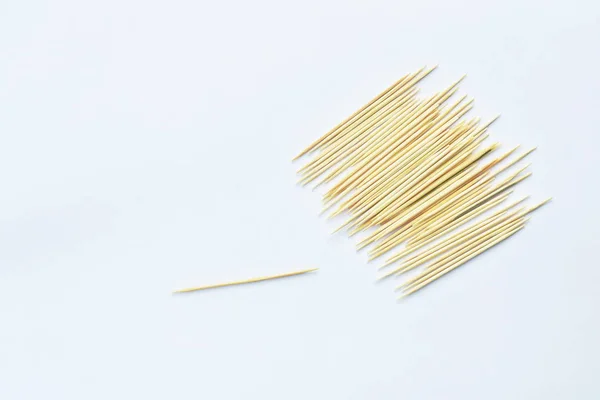 Wooden toothpicks arranging on white background — Stock Photo, Image