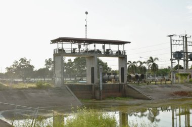 Akşamları kanalda akan suyu kontrol etmek için su kapısı