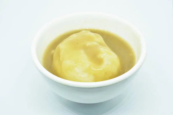 Картофельное Пюре Соусом Чашке Белом Фоне — стоковое фото