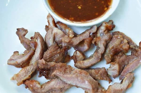 Potongan Daging Babi Panggang Mencelupkan Bumbu Pedas Dan Saus Asam — Stok Foto