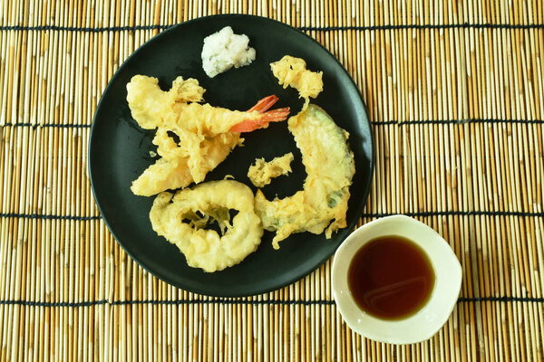  Хрустящие жареные креветки и лук с тыквой в муке или Tempura японская еда макая соевый соус
