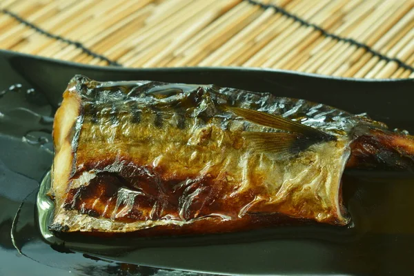 烤萨巴鱼或烤鲭鱼配甜黑酱油配盘上白芝麻 — 图库照片